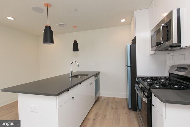 Building Photo - 2431 Frankford Ave