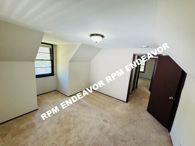 Building Photo - 4 Bed | 2 Bath | Pet Friendly | Spacious ,Fenced in Yard!