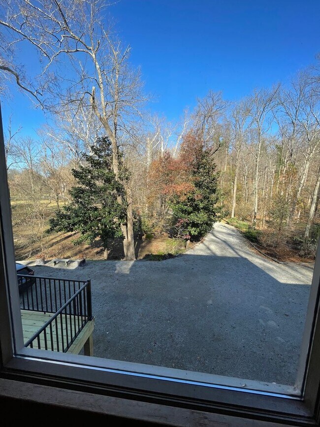 Building Photo - Glenview Hills HUGE 3 Bedroom 2.5 Bath Hom...