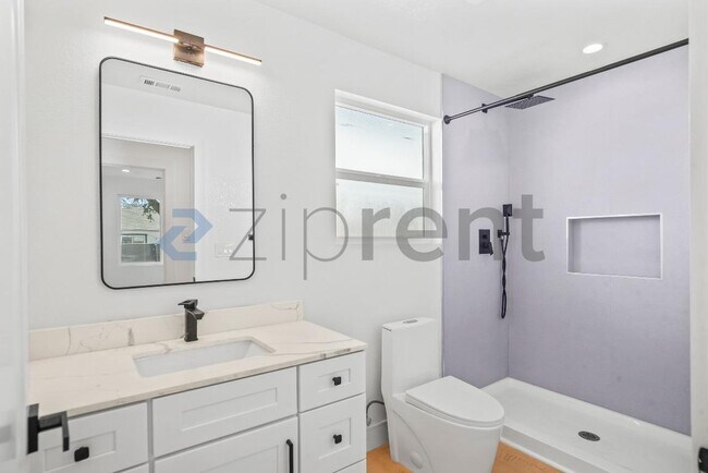 Building Photo - Unit 2