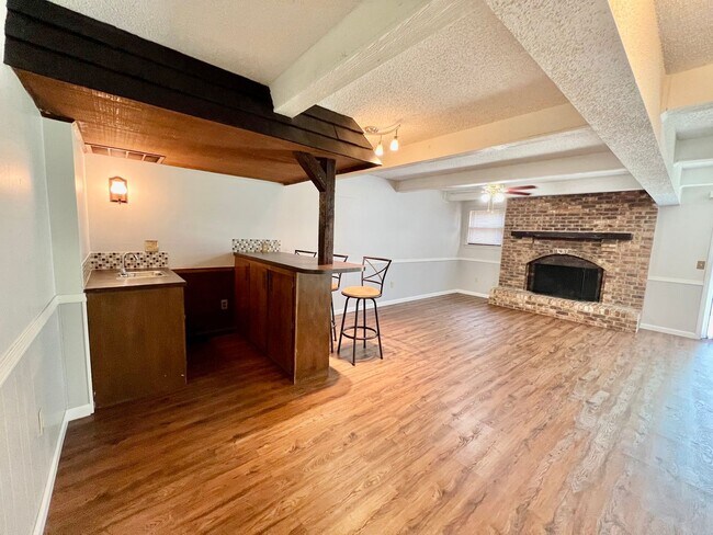 Building Photo - 4 Bedroom, 3 Bath walking distance to Amanda Arnold Elementary!