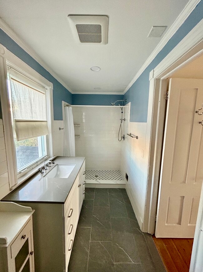 Building Photo - 82 Elm St