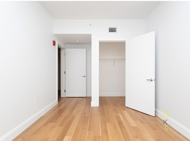 Building Photo - 627 Columbus Ave