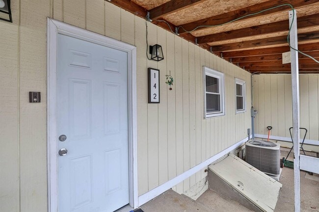 Building Photo - 142 4th Ave