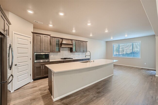 Building Photo - Stunning design and spacious floor plan nestled in the amazing Tahoma Ridge neighborhood.