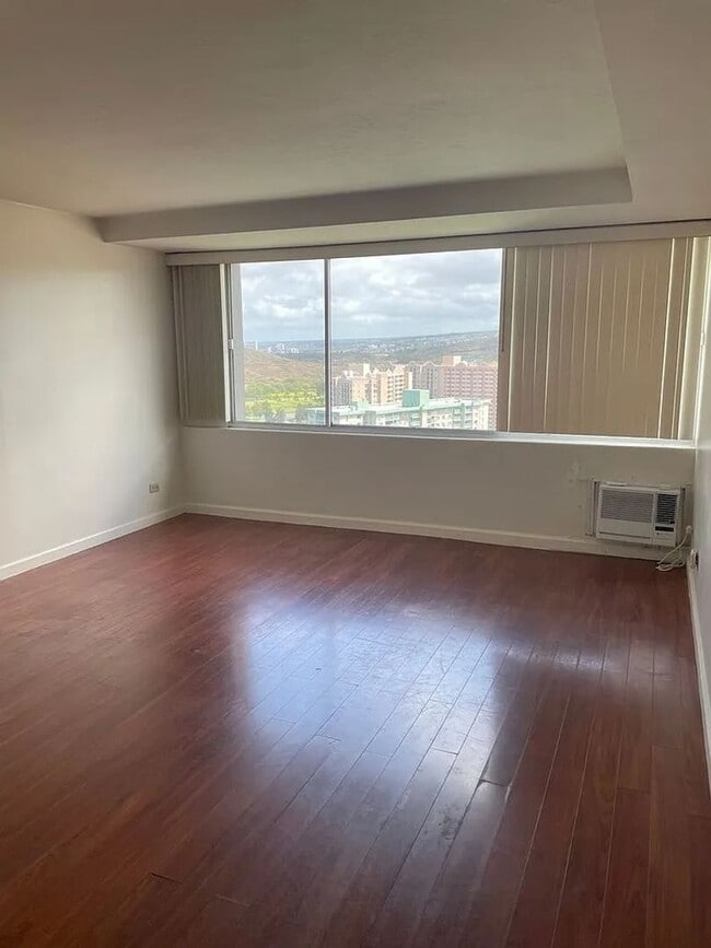 Building Photo - High-Floor Studio Featuring Full Kitchen, Parking & Brilliant Views at The Five Regents