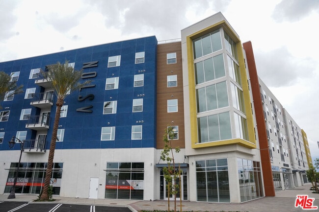 Building Photo - 10568 Gateway Prom