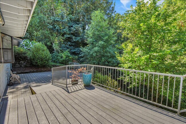 Building Photo - 5Bd/2.5Ba Everett Home