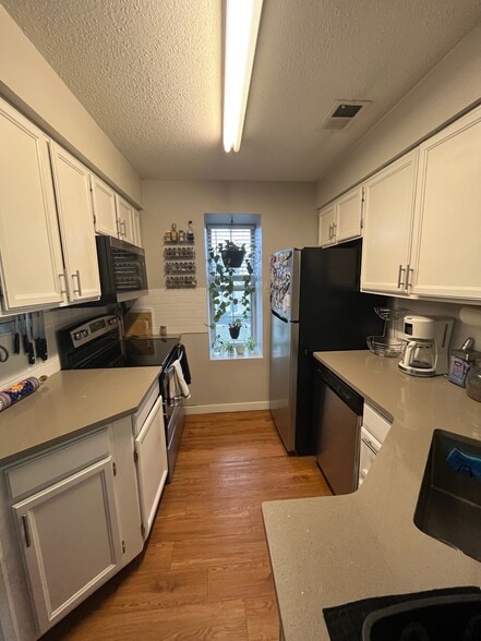 Building Photo - 13742 E Lehigh Ave