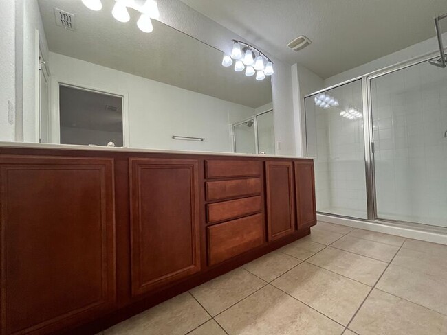 Building Photo - 12856 Salomon Cove Dr