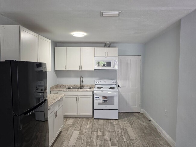 Building Photo - 2205 S Park Ave