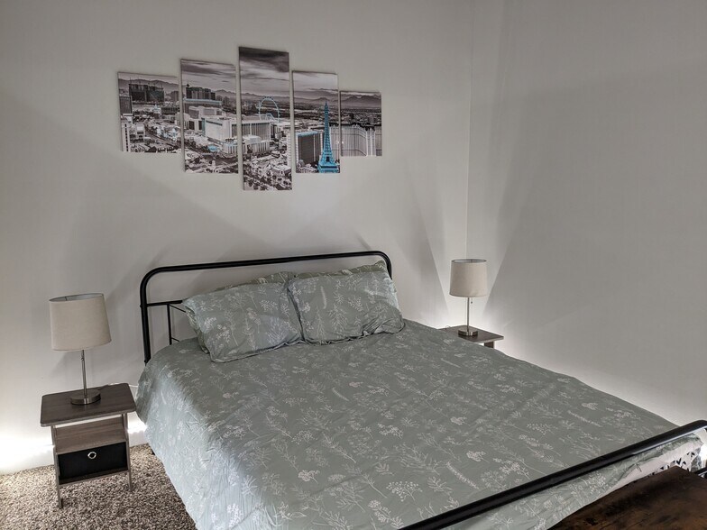guest room 1 - 201 S Hoskins Rd