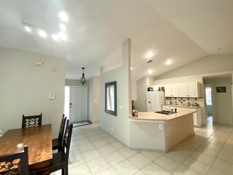 Building Photo - 1094 Raintree Ln