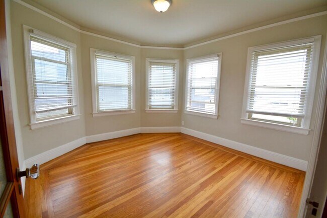 Building Photo - Beautifully Restored, Historic 3 BR + Bonus Room | 1 BA home in the Parkside/Sunset District