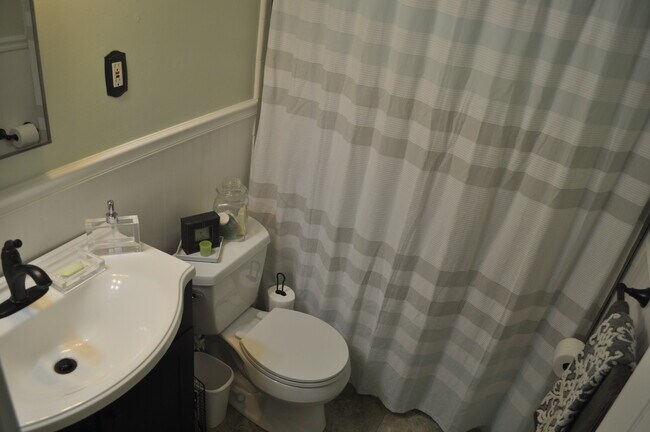 Building Photo - 107 S Iris St