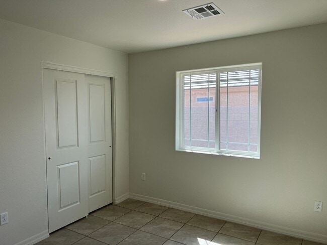 Building Photo - Newer San Luis Home available for Rent - 3...