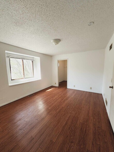 Building Photo - 265 Stevens St W