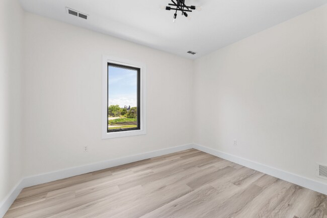 Building Photo - 1295 Holmden Ave