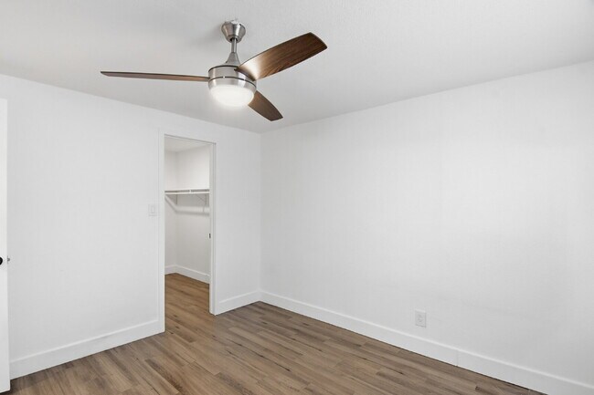 Building Photo - $1,400.95 with $300.00 off the first month's rent, 2 Beds - 1 Bath, Triplex in Aurora with Washer...