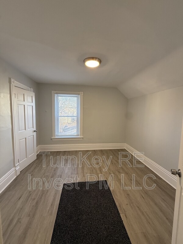 Building Photo - 111 Center Ave