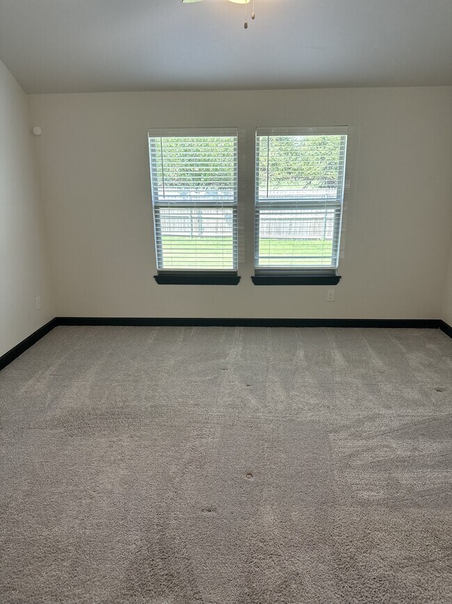 Building Photo - 2229 Roca Dr