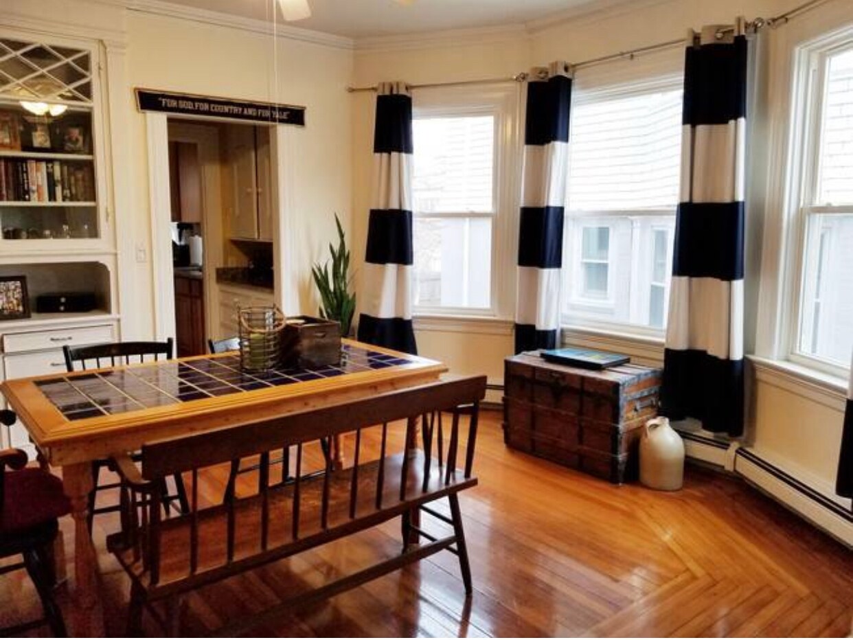 Building Photo - 20 University Ave