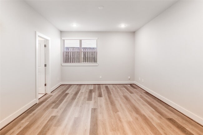 Building Photo - 1250 N Post Oak Rd