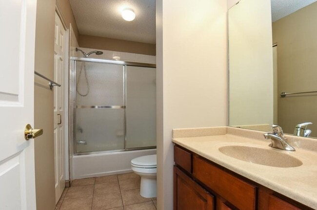 Building Photo - Stylish North Loop Living for $3,499/month...