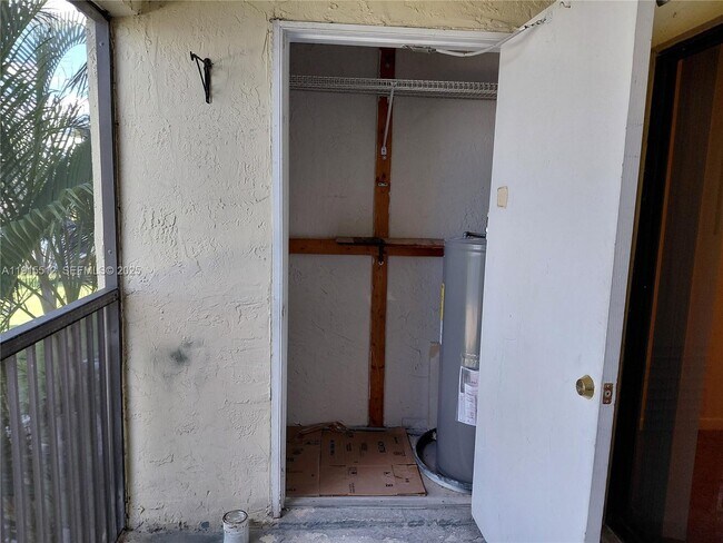 Building Photo - 999 Hamilton Dr