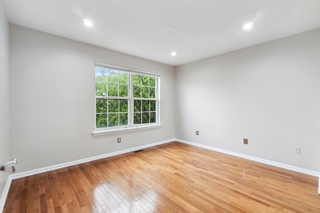 Building Photo - 11 Droyers Pointe Blvd