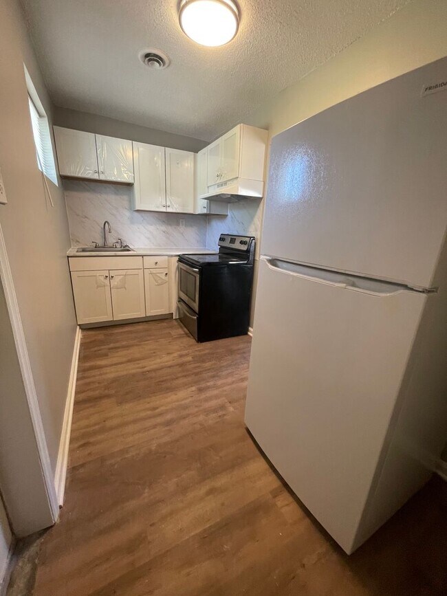 Building Photo - Renovated One Bedroom Duplex