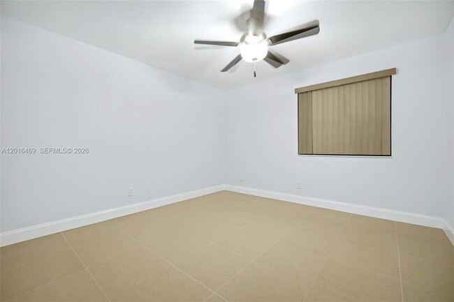 Building Photo - 10941 N Lakeview Dr