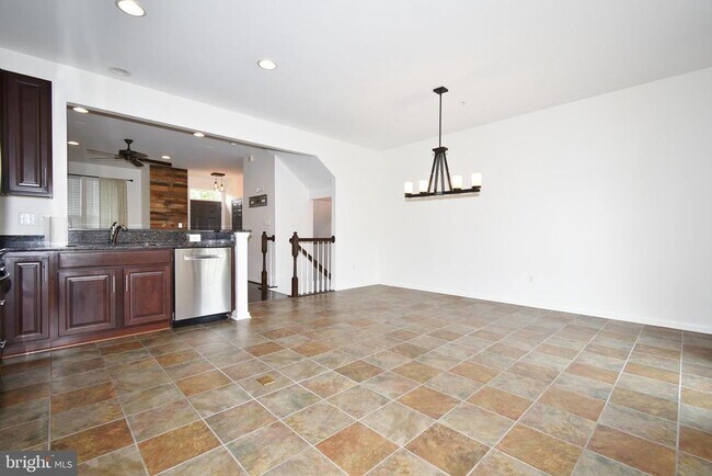 Building Photo - 7575 Willow Bottom Rd