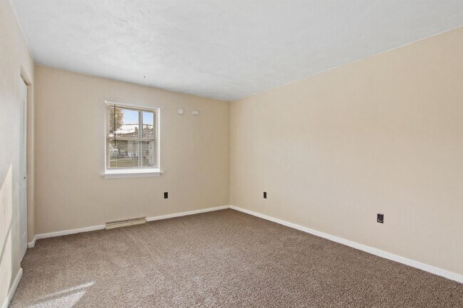 Building Photo - Bright 2BR Townhome in Dallastown School District!