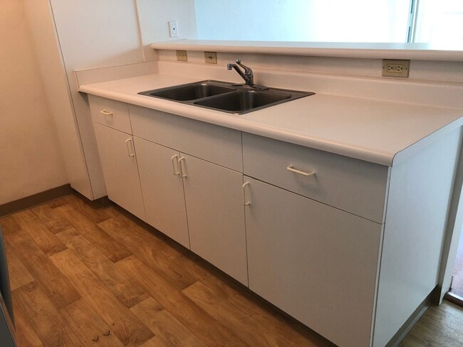 Building Photo - Breathtaking mountain view, 1 bdrm, 1 bath...