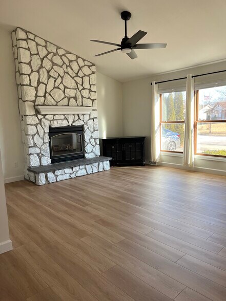 Livingroom - 7811 S Burdick Ave