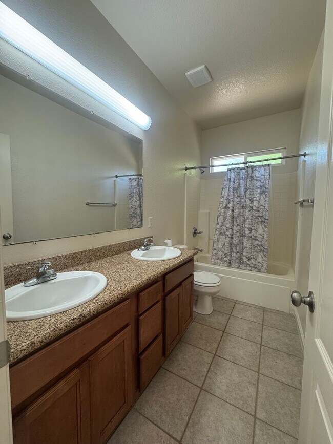 Building Photo - Charming 4-bedroom, 2-bath home in a conve...