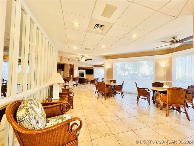 Building Photo - 5051 N Hwy A1A