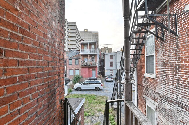 Building Photo - 119 Locust St