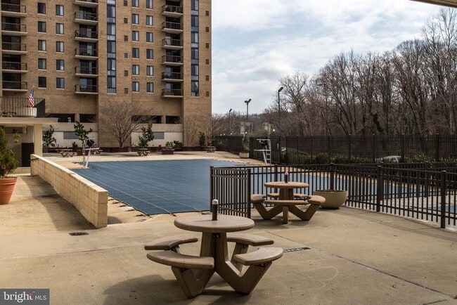 Building Photo - 4600 S Four Mile Run Dr