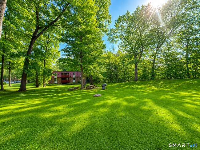 Building Photo - 10 Woodsedge Dr