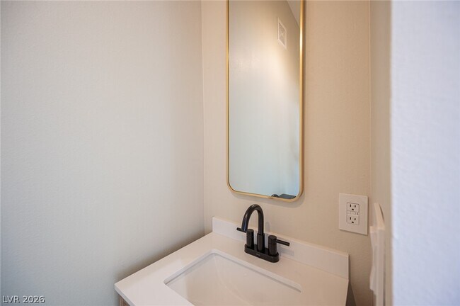 Building Photo - 330 E Country Club Dr