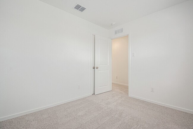 Building Photo - 911 Sandhill Crane Ln