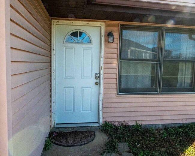 Building Photo - 423 S Park Square Dr