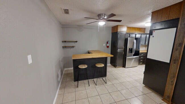 Building Photo - 414 W Voelter Ave