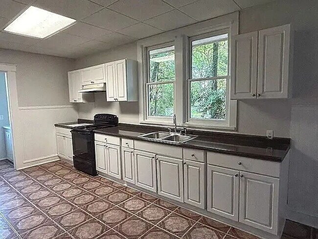 Building Photo - "Charming 3-Bed, 2-Bath Oasis in Anderson – Your Perfect Retreat Awaits!"