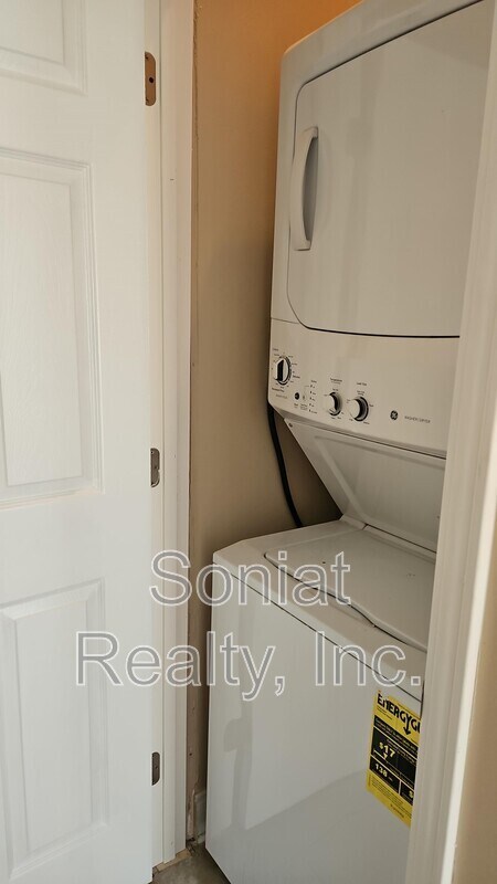 Building Photo - 2812 Spain St