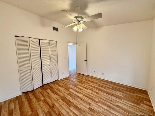 Building Photo - 8005 SE Villa Cir