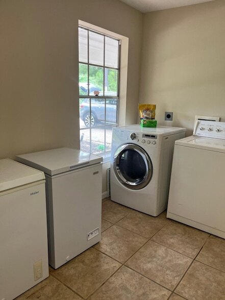 Building Photo - 8402 Matthews Ln