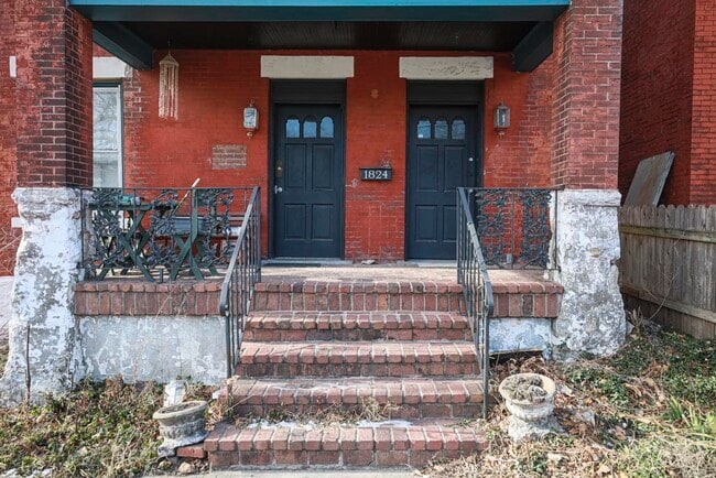 Private Entry - 1824 Summit St